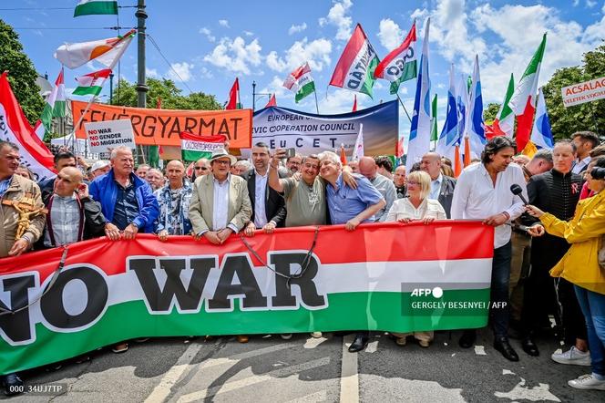 Прихильники та члени угорських партій FIDESZ та KDNP (Християнсько-демократична партія) марширують у Будапешті 1 червня 2024 року під час Маршу за мир в Україні.
