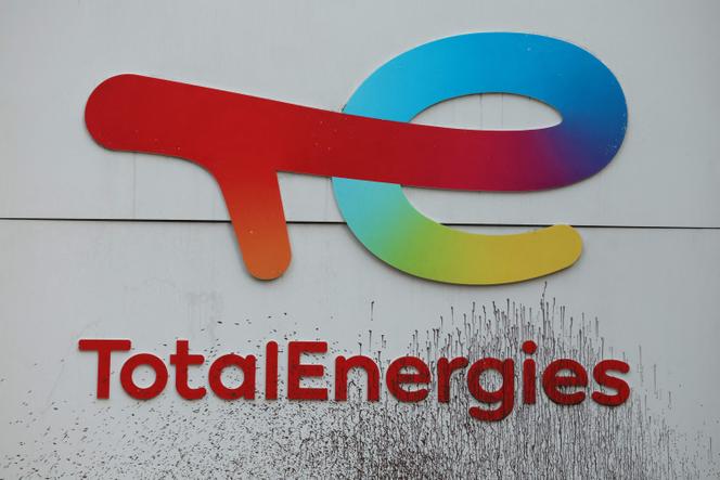 Логотип TotalEnergies розмазаний під час протесту Greenpeace проти забруднювачів перед штаб-квартирою TotalEnergies у діловому районі Ла-Дефанс, на захід від Парижа, 18 листопада 2024 року.