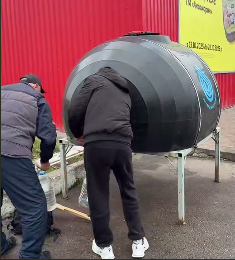 La gente recoge agua de los tanques.