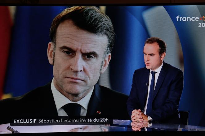 Уходящий премьер-министр Себастьен Лекорню выступает в прямом эфире телеканала France 2 в Париже 8 октября 2025 года.