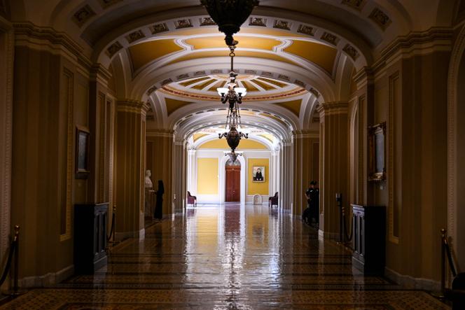 Вид на порожній коридор біля зали засідань Сенату на третій день припинення роботи уряду США у Вашингтоні, округ Колумбія, 3 жовтня 2025 року.
