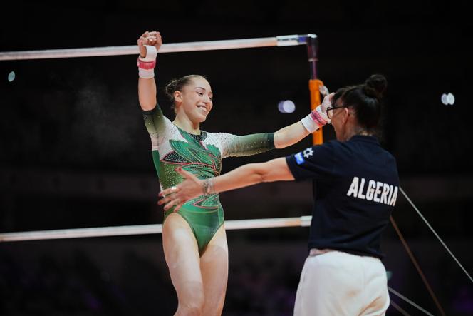 Kaylia Nemour, avec son entraîneuse Nadia Massé, à l’issue de la finale des barres asymétriques des championnats du monde de gymnastique artistique, à Djakarta, en Indonésie, le 24 octobre 2025.