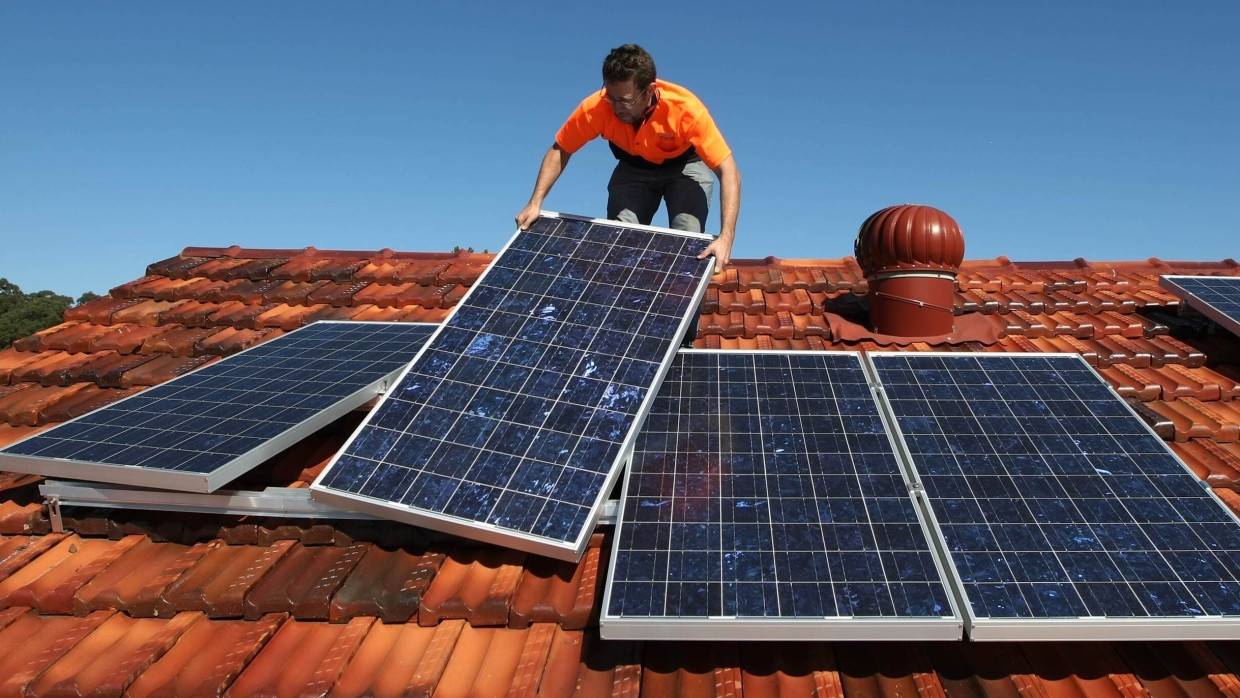 Montage einer Solaranlage auf einem Hausdach