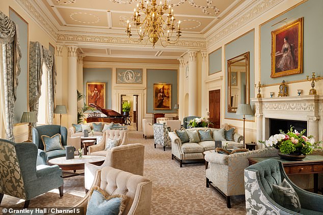 Йоркширський шарм також є частиною вишуканого обслуговування, і, як каже портьє Генрі Гаррісон, «у Йоркширі кожен твій друг».