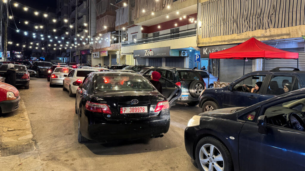 Люди уезжают на своих автомобилях после израильских ударов по южным пригородам Бейрута в Ливане.