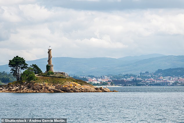 Всього за три милі від узбережжя знаходиться Тамбо, який нещодавно перебував під юрисдикцією місцевої армії, але тепер відкритий для відвідувачів.