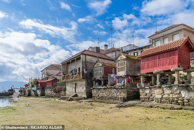 Комбарро відомий своїми 60 кам'яними хоррео (на фото), які можна знайти вздовж берегової лінії та найкраще побачити під час відпливів.  Це підняті споруди, які будували для зберігання зерна та інших продуктів харчування в Середньовіччі.